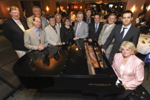Les administrateurs de la Fondation se réunissent autour du piano en pensant à Fernand Lindsay qui a si souvent animé ainsi les réunions !